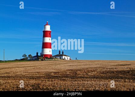 Ein Blick über das Farmland des Leuchtturms an einem schönen Wintertag an der North Norfolk Küste in Happisburgh, Norfolk, England, Großbritannien. Stockfoto