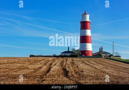 Ein Blick über das Farmland des Leuchtturms an einem schönen Wintertag an der North Norfolk Küste in Happisburgh, Norfolk, England, Großbritannien. BHZ. Stockfoto