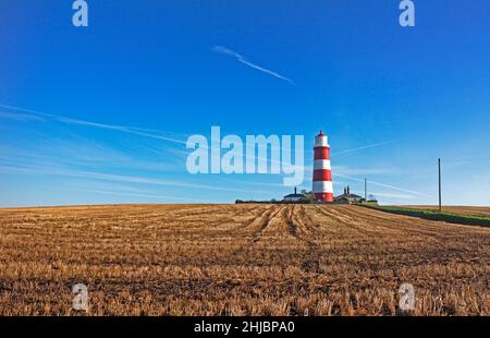 Ein Blick über das Farmland des Leuchtturms an einem schönen Wintertag an der North Norfolk Küste in Happisburgh, Norfolk, England, Großbritannien. Stockfoto