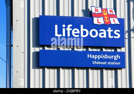 RNLI Rettungsboote unterschreiben an der Küstenlifeboat Station an der Nordnorfolkküste bei Cart Gap, Happisburgh, Norfolk, England, Großbritannien. Stockfoto