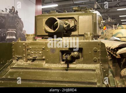 Petard-Stachelmörtel, der an einen Churchill AVRE Tank aus dem 2. Weltkrieg montiert ist, The Tank Museum, Bovington, Dorset UK Stockfoto