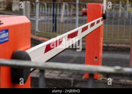 Automatisches Tor zum Eingang des Parkplatzes in weiß und rot Stockfoto