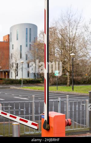 Automatisches Tor zum Eingang des Parkplatzes in weiß und rot Stockfoto