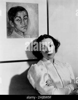 Dolores del Rio Ca. 1935 vor dem Porträt eines jungen Mexikaners, der Diego Rivera zugeschrieben wird. Stockfoto