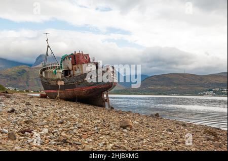 Das alte Fischerboot auf der verwinkelten Küste von Loch Linnhe in der Nähe von Fort William, Schottland Hochland, Großbritannien Stockfoto