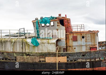 Das alte Fischerboot auf der verwinkelten Küste von Loch Linnhe in der Nähe von Fort William, Schottland Hochland, Großbritannien Stockfoto