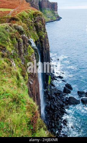 Uralte Klippen, die einem Kilt mit einem Mealt Falls auf Schottlands zweitgrößter Insel ähneln, strahlen einen hinreißenden Klang aus. Stockfoto