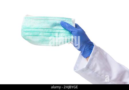 Männliche Ärztehand mit einer grünen Maske isoliert auf weißem Hintergrund Stockfoto
