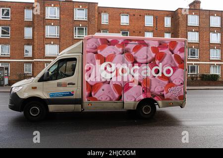 WIMBLEDON LONDON, GROSSBRITANNIEN. 28. Januar 2022. Ein Ocado Lieferwagen in Wimbledon. Der Online-Lebensmitteleinzelhändler Ocado entwickelt einen Roboterarm zur Kommissionierung, um das Verpacken von Lebensmitteln zu automatisieren, die für Käufer bestimmt sind und die Arbeitskosten um 30 % senken werden. Kredit: amer ghazzal/Alamy Live Nachrichten Stockfoto