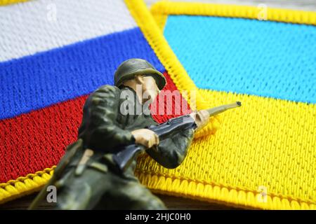 Soldatenfigur auf Fahnen von Russland und der Ukraine, Ukraine-Krise Stockfoto
