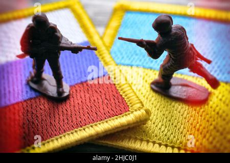 Soldaten Zahlen auf Fahnen von Russland und der Ukraine, Ukraine-Krise Stockfoto