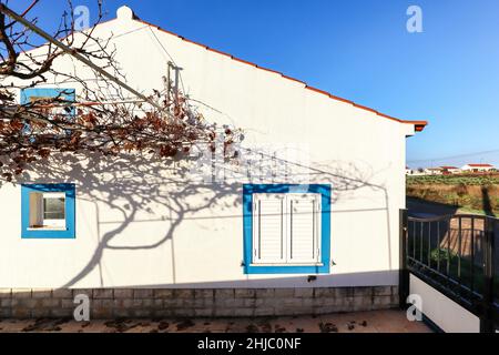 Traditionelles portugiesisches Haus in einem kleinen Dorf an der Rota Vicentina - Wohnhaus im Frühjahr, Alentejo Portugal Europe Stockfoto