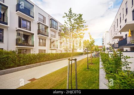 Moderne Wohn- Gebäuden mit Außenanlagen, Fassade des neuen Niedrigenergiehäusern Stockfoto