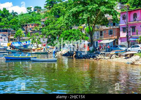 Fischerhäuser und Boote in Jurujuba. Die Fischergemeinde Jurujuba ist Teil der Küste der Guanabara-Bucht in Niteroi, Rio de Janeiro, Braz Stockfoto