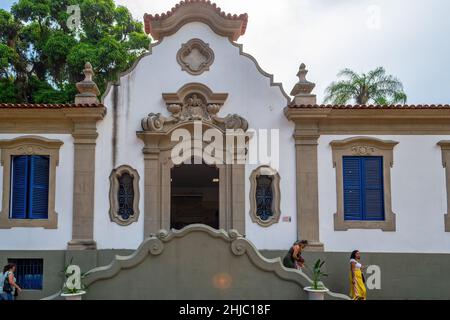 Fassade der ehemaligen Kaiserlichen Schule, derzeit ein Ausstellungszentrum in Quinta da Boa Vista, die ein öffentlicher Park von großer historischer Bedeutung ist loc Stockfoto