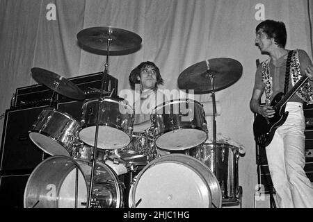 Keith Moon (Schlagzeuger) behält Pete Townsend im Auge, während er mit The Who in den Anson Rooms, Bristol University Students’ Union, am 7. Dezember 1968, auftrat Stockfoto
