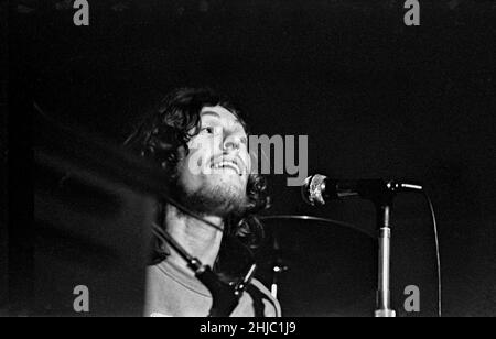 Steve Winwood führt mit dem Verkehr in den Räumen von Anson, Bristol University Studenten Union am 25. April 1970. Stockfoto