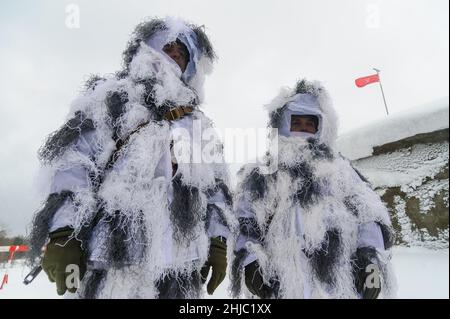 Lviv, Ukraine 28. Januar 2022. Ukrainische Soldaten tarnen sich im Winter während der praktischen Einführung von NLAW ATGM im Internationalen Zentrum für Friedenssicherung und Sicherheit der Nationalen Akademie der Landstreitkräfte. Stockfoto