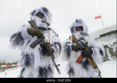 Lviv, Ukraine 28. Januar 2022. Ukrainische Soldaten tarnen sich im Winter während der praktischen Einführung von NLAW ATGM im Internationalen Zentrum für Friedenssicherung und Sicherheit der Nationalen Akademie der Landstreitkräfte. Stockfoto