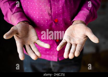 Nahaufnahme des täglichen Einsatzes oder der Bauarbeit grobe Hände - Konzept der fleißigen und überarbeiteten Stockfoto