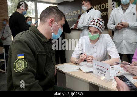 DNIPRO, UKRAINE - 28. JANUAR 2022 - Ein Mitarbeiter des Gesundheitswesens registriert einen Soldaten der Nationalgarde während einer Blutspendekampagne im Ilya Mechnikov dni Stockfoto