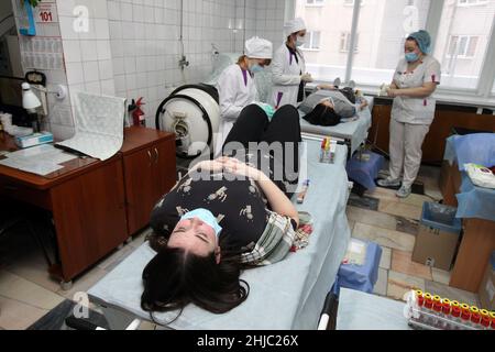 DNIPRO, UKRAINE - 28. JANUAR 2022 - Freiwillige spenden Blut im Ilya Mechnikov Dnipropetrovsk Regional Clinical Hospital für die Überlebenden der Stockfoto