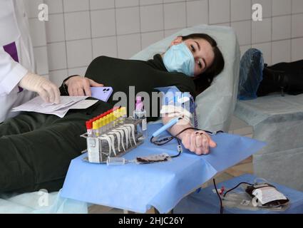 DNIPRO, UKRAINE - 28. JANUAR 2022 - Ein Freiwilliger spendet Blut im Ilya Mechnikov Dnipropetrovsk Regional Clinical Hospital für die Überlebenden des Th Stockfoto