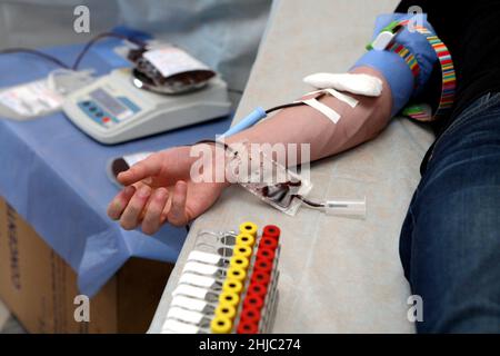 DNIPRO, UKRAINE - 28. JANUAR 2022 - Ein Freiwilliger spendet Blut im Ilya Mechnikov Dnipropetrovsk Regional Clinical Hospital für die Überlebenden des Th Stockfoto