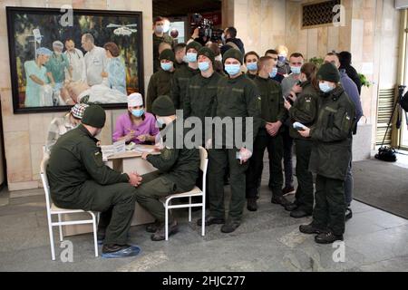 DNIPRO, UKRAINE - 28. JANUAR 2022 - Soldaten der Nationalgarde durchlaufen die Registrierung, um Blut im Ilya Mechnikov Dnipropetrovsk Regional zu spenden Stockfoto