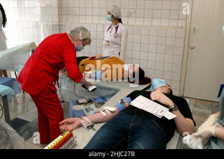 DNIPRO, UKRAINE - 28. JANUAR 2022 - Freiwillige spenden Blut im Ilya Mechnikov Dnipropetrovsk Regional Clinical Hospital für die Überlebenden der Stockfoto