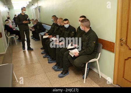 DNIPRO, UKRAINE - 28. JANUAR 2022 - Soldaten der Nationalgarde bleiben im Korridor, um Blut in der Ilya Mechnikov Dnipropetrovsk Regional Clinic zu spenden Stockfoto