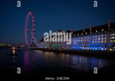 London UK County Hall London Eye Millennium Wheel Dusk River Thames 27 January 2022 die County Hall (manchmal auch London County Hall genannt) ist ein Gebäude in Stockfoto