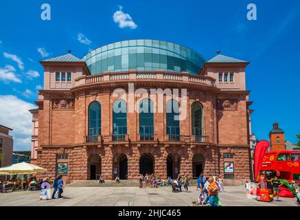 Herrlicher Blick auf das berühmte Staatstheater Mainz, das Staatstheater Mainz auf dem Gutenbergplatz. Die Fassade mit dem roten Sandstein und dem... Stockfoto