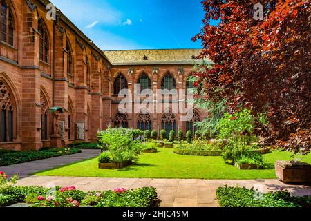 Schöner Blick auf den Klausurhof des berühmten Mainzer Doms oder des Martinsdoms, in der Nähe der Altstadt und der Fußgängerzone... Stockfoto