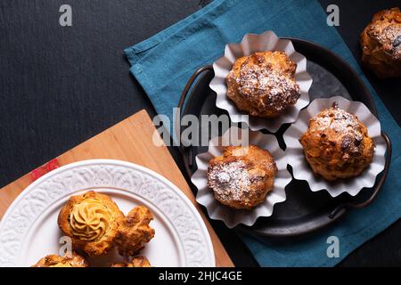 Lebensmittelkonzept hausgemachte Caramel Choux a la Cream oder Choux Cream Puffs auf dunklem Hintergrund mit Kopierfläche Stockfoto