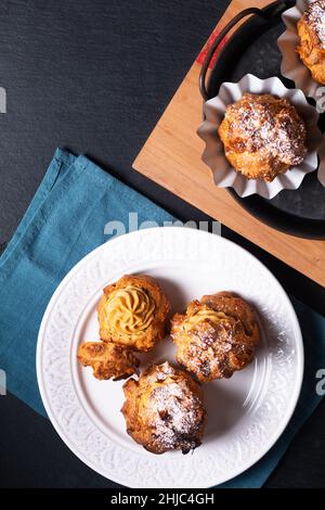 Lebensmittelkonzept hausgemachte Caramel Choux a la Cream oder Choux Cream Puffs auf dunklem Hintergrund mit Kopierfläche Stockfoto