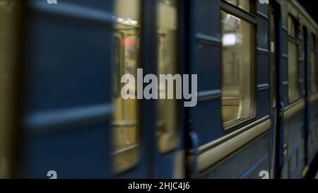 Nahaufnahme der Fenster des U-Bahn-Wagens an der U-Bahn-Station. Bewegliche Fenster eines leeren U-Bahn-Zuges Stockfoto