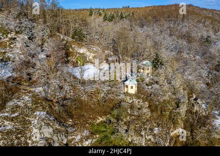 Luftaufnahme der Stalaktitenhöhle Schulerloch im Naturpark altmühltal bei kelheim, bayern, deutschland Stockfoto