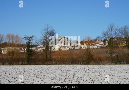 Panorama eines Dorfes mit Kirche im Winter, Spiesheim, Rheinhessen Weinanbaugebiet Stockfoto