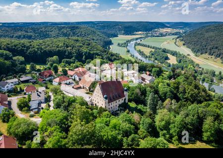 Luftaufnahme von eggersberg, einem kleinen Dorf mit Schloss im Naturpark altmühltal, bayern, deutschland Stockfoto