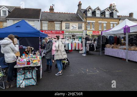 Rochford in Essex, wo jeden Dienstag der alte mittelalterliche Stadtplatz der Einheimischen einen Markt aus dem Jahr 1752, England, Großbritannien, abhalten Stockfoto