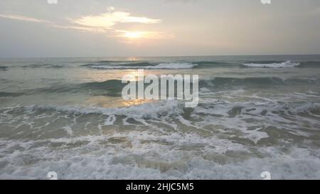Sonnenuntergang Dämmerung Strand Welle Sonne Video. Unglaublich schöner Sonnenuntergang am Strand in Thailand. Sonne, Himmel, Meer, Wellen und Sand. Ein Urlaub am Meer. Stockfoto