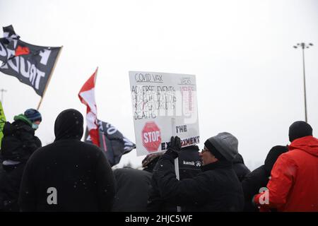 Toronto, Kanada. 27th Januar 2022. Demonstranten und Unterstützer gegen ein COVID-19-Impfmandat für grenzüberschreitende Lkw-Fahrer jubeln an, als am Donnerstag, den 27. Januar 2022, eine Parade von Lastwagen und Fahrzeugen vor Toronto, Ontario, Canda, vorbeizieht. (Foto: Jeremy Sandler/imageSPACE/Sipa USA) Quelle: SIPA USA/Alamy Live News Stockfoto