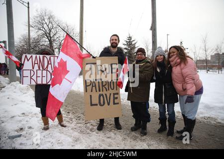 Toronto, Kanada. 27th Januar 2022. Demonstranten und Unterstützer gegen ein COVID-19-Impfmandat für grenzüberschreitende Lkw-Fahrer jubeln an, als am Donnerstag, den 27. Januar 2022, eine Parade von Lastwagen und Fahrzeugen vor Toronto, Ontario, Canda, vorbeizieht. (Foto: Jeremy Sandler/imageSPACE/Sipa USA) Quelle: SIPA USA/Alamy Live News Stockfoto