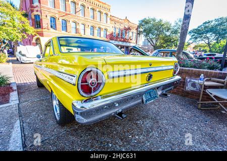 Fernandina Beach, FL - 18. Oktober 2014: Weitwinkel-Rückseitenansicht eines Ford Falcon Futura Coupés aus dem Jahr 1965 auf einer Oldtimer-Show in Ferna Stockfoto