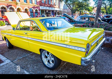 Fernandina Beach, FL - 18. Oktober 2014: Weitwinkel-Rückseitenansicht eines Ford Falcon Futura Coupés aus dem Jahr 1965 auf einer Oldtimer-Show in Ferna Stockfoto