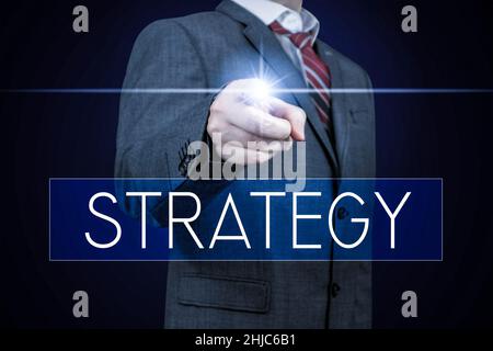 Strategie - Schriftzug, Geschäftsmann zeigt mit dem Finger Stockfoto