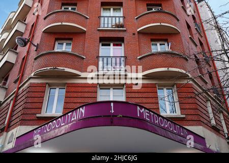PARIS, FRANKREICH -9 JAN 2022- Blick auf den Eingang der U-Bahn-Station Pernety der Linie 13 in der Rue Raymond Losserand im 14th. Arrondissement von Paris. Stockfoto