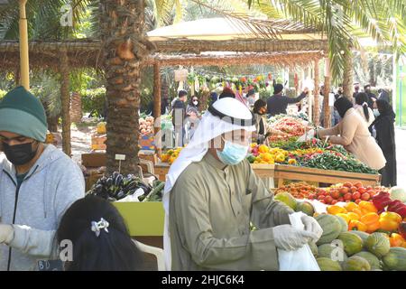 Bahraini-Stallbesitzer, der Gemüse verkauft, den Bauernmarkt während der Covid-Pandemie, Budaiya Botanical Garden, Königreich Bahrain Stockfoto