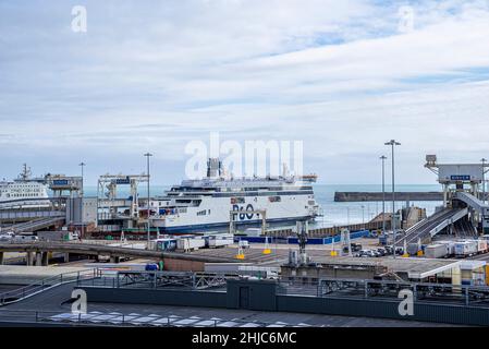 Fähre am Hafen von Dover Terminal. Lastwagen und Autos warten auf die Kanalüberquerung Stockfoto